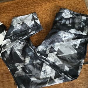 Avia Black and Gray Patterned Leggings Athletic Wear